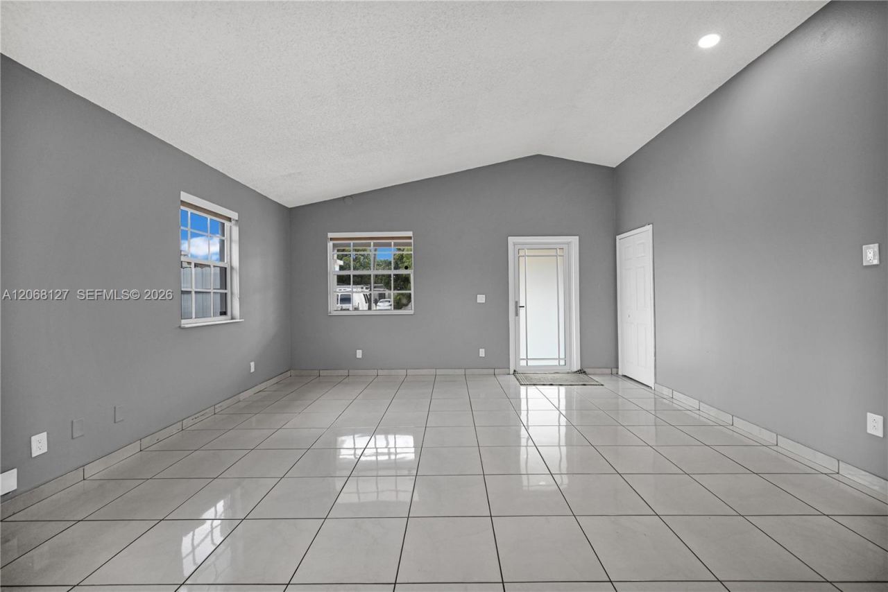 451 E 37st , Hialeah, FL 33013 Photo