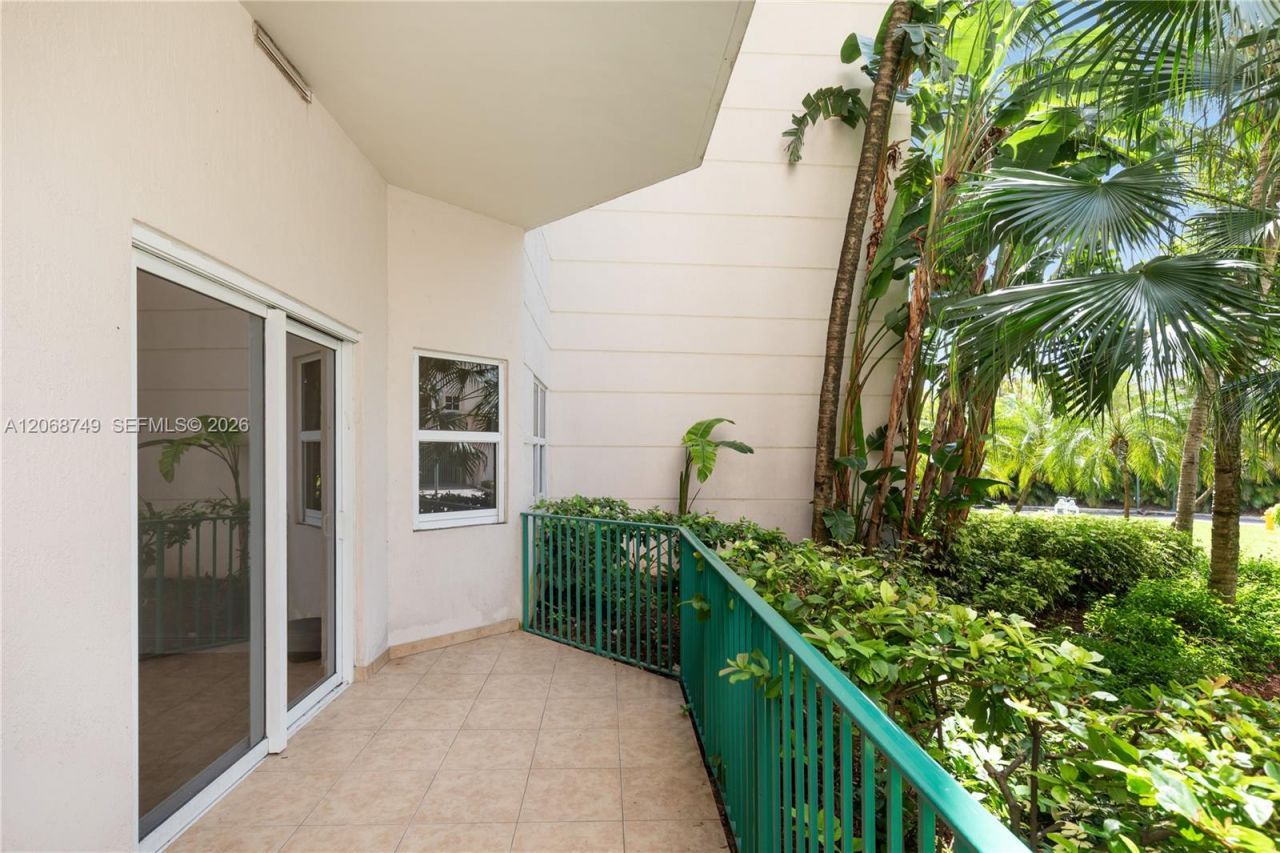 19900 E Country Club Dr , Unit 104, Aventura, FL 33180 Photo