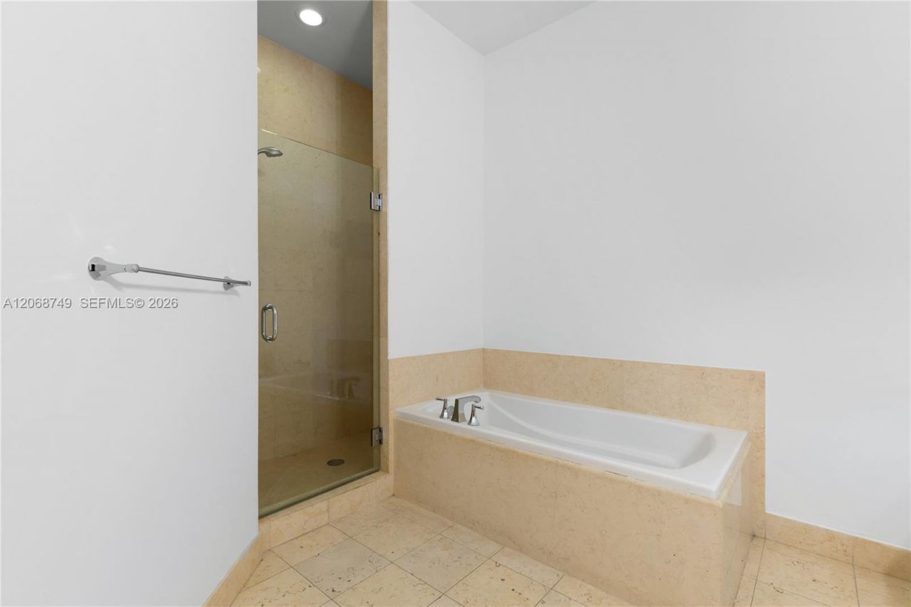 19900 E Country Club Dr , Unit 104, Aventura, FL 33180 Photo