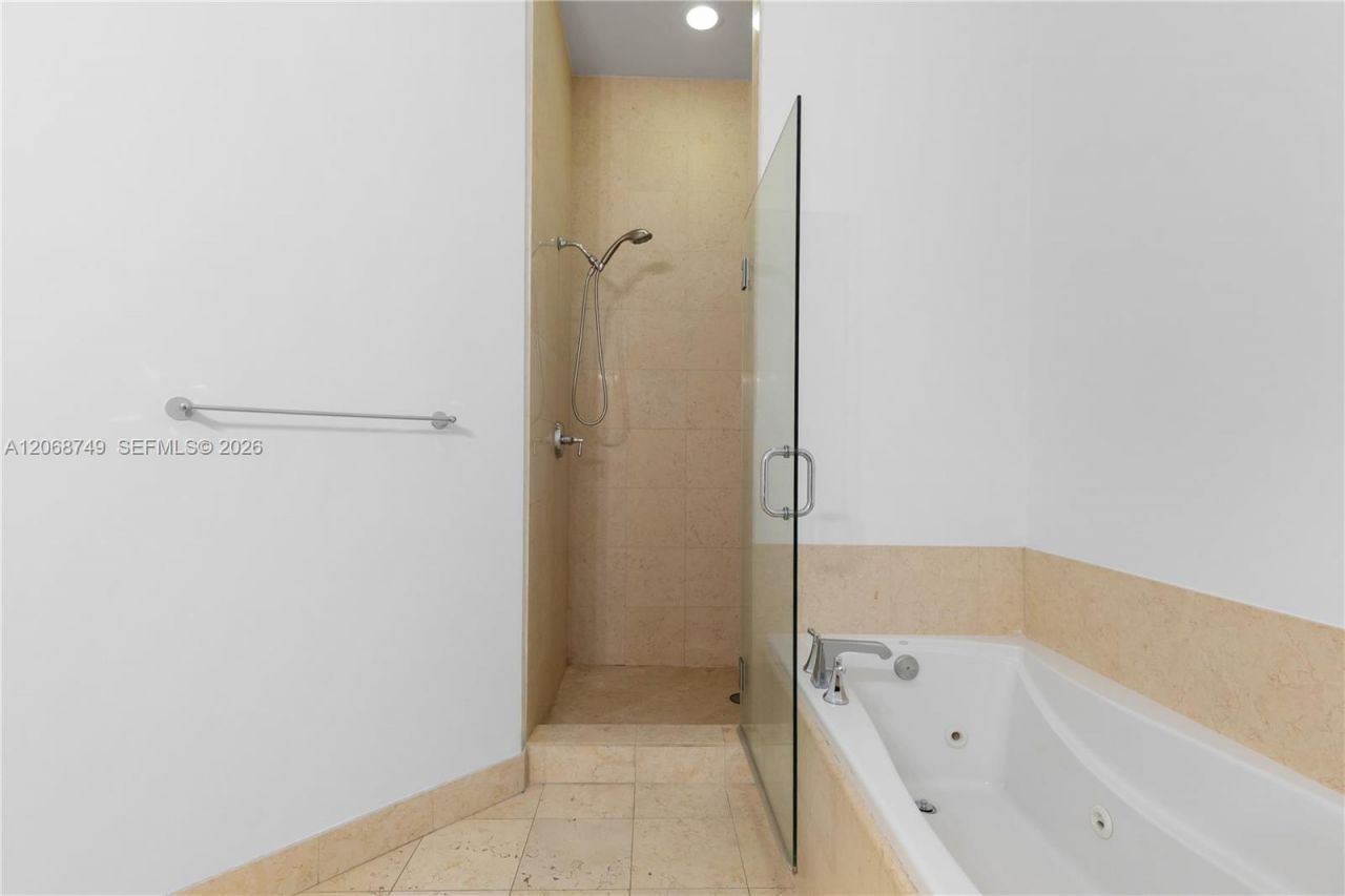 19900 E Country Club Dr , Unit 104, Aventura, FL 33180 Photo