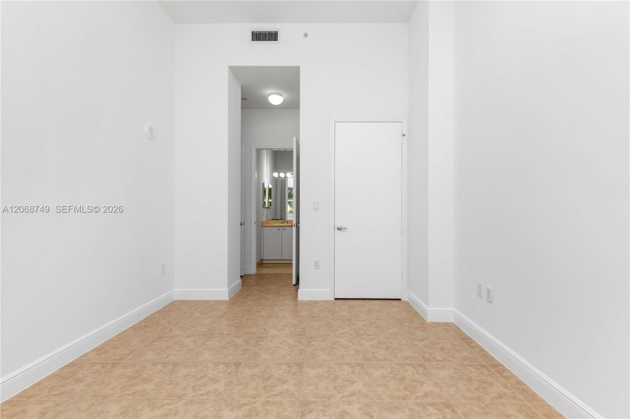 19900 E Country Club Dr , Unit 104, Aventura, FL 33180 Photo