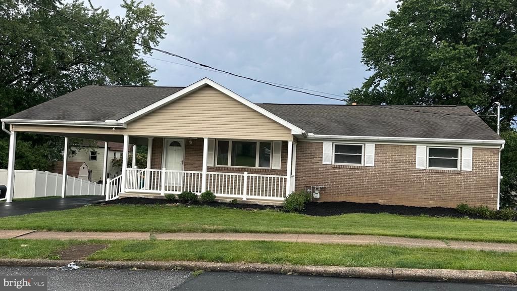 19 E GLENWOOD DRIVE , CAMP HILL, PA 17011