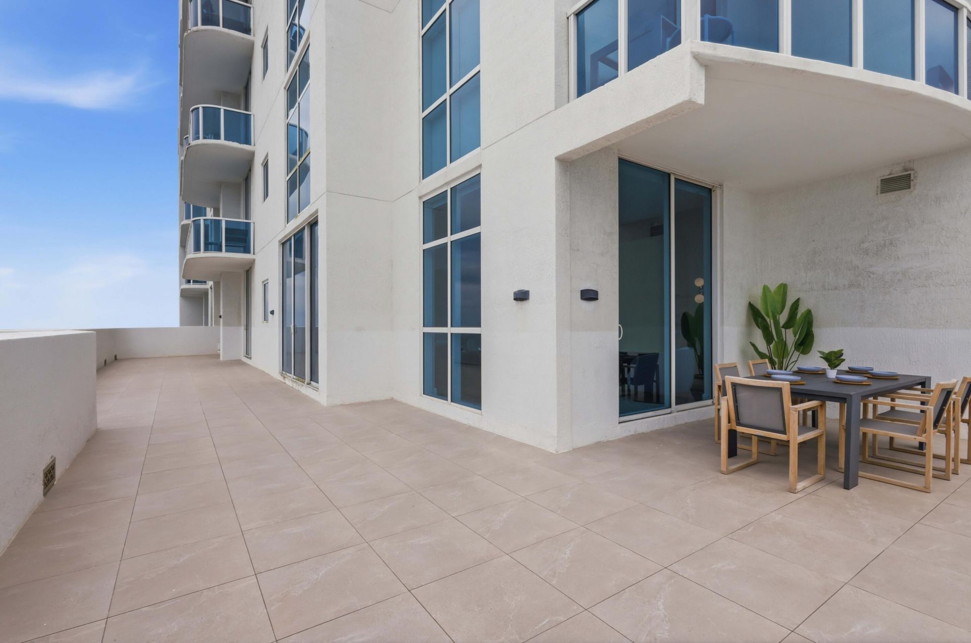 1945 S Ocean Drive, Unit 2408, Hallandale Beach, FL 33009 Photo