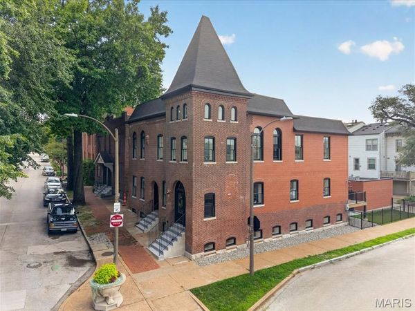 1201 Mackay Place, St Louis, MO 63104