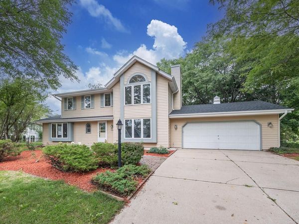21840 Doneswood DRIVE, Waukesha, WI 53186