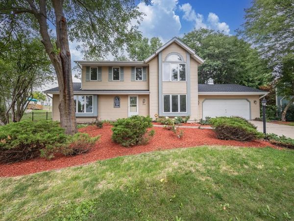 21840 Doneswood DRIVE, Waukesha, WI 53186