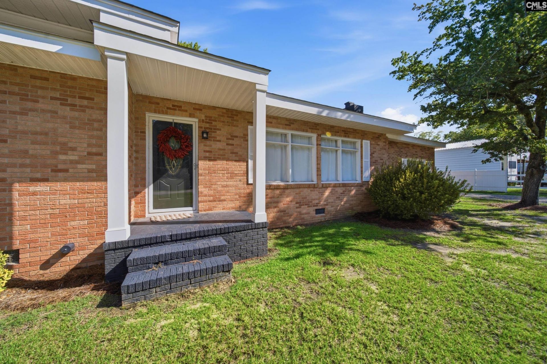 215 Summerland Avenue Photo 4