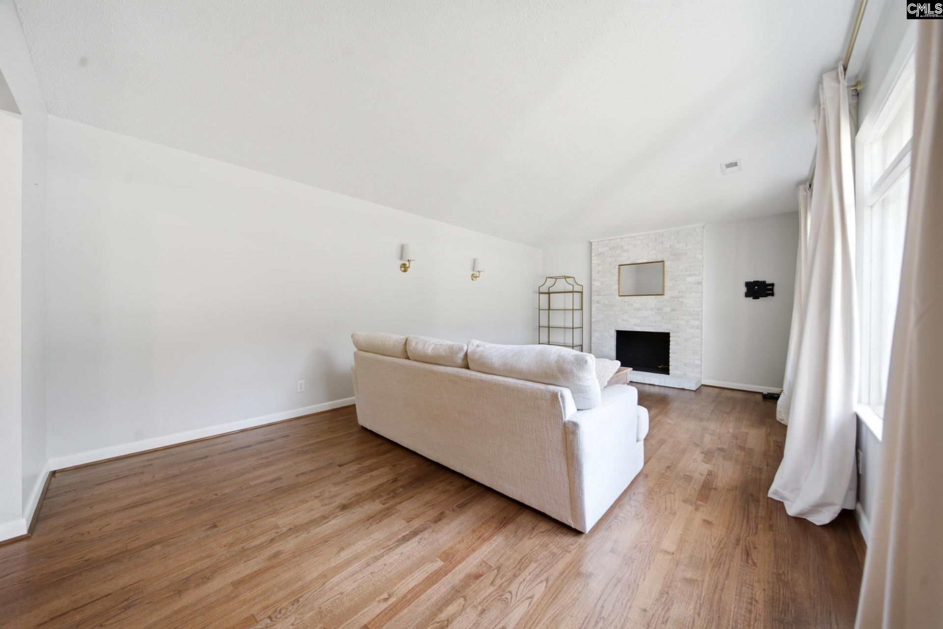 215 Summerland Avenue Photo 6