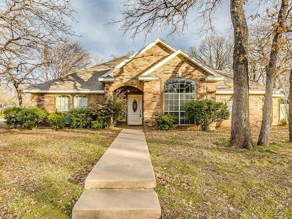 901 Evandale Road , Burleson, TX 76028