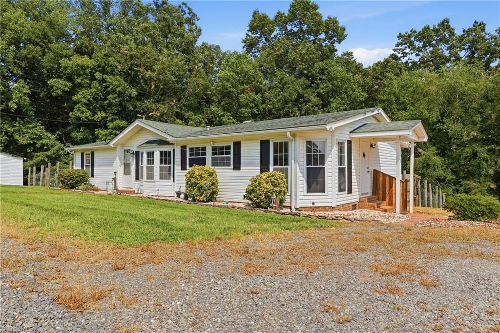 3028 Quaker Church Road, Pinnacle, NC 27043 Main Photo
