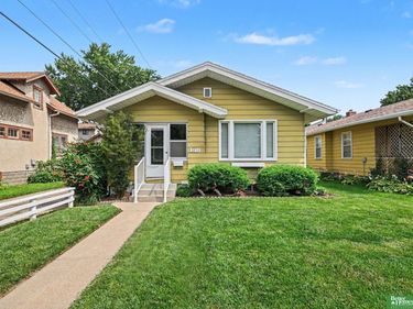 3212 Oak Street, Omaha, NE 68105
