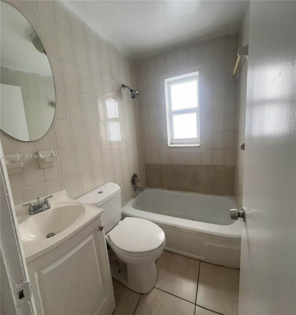 1186 NW 103rd St , Unit 2, Miami, FL 33150 Photo
