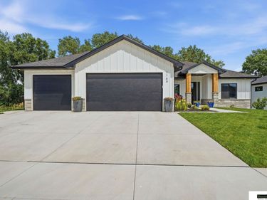 1164 Tuscan Trail, Hickman, NE 68372