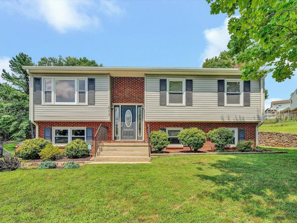 673 Missimer LN , Vinton, VA 24179