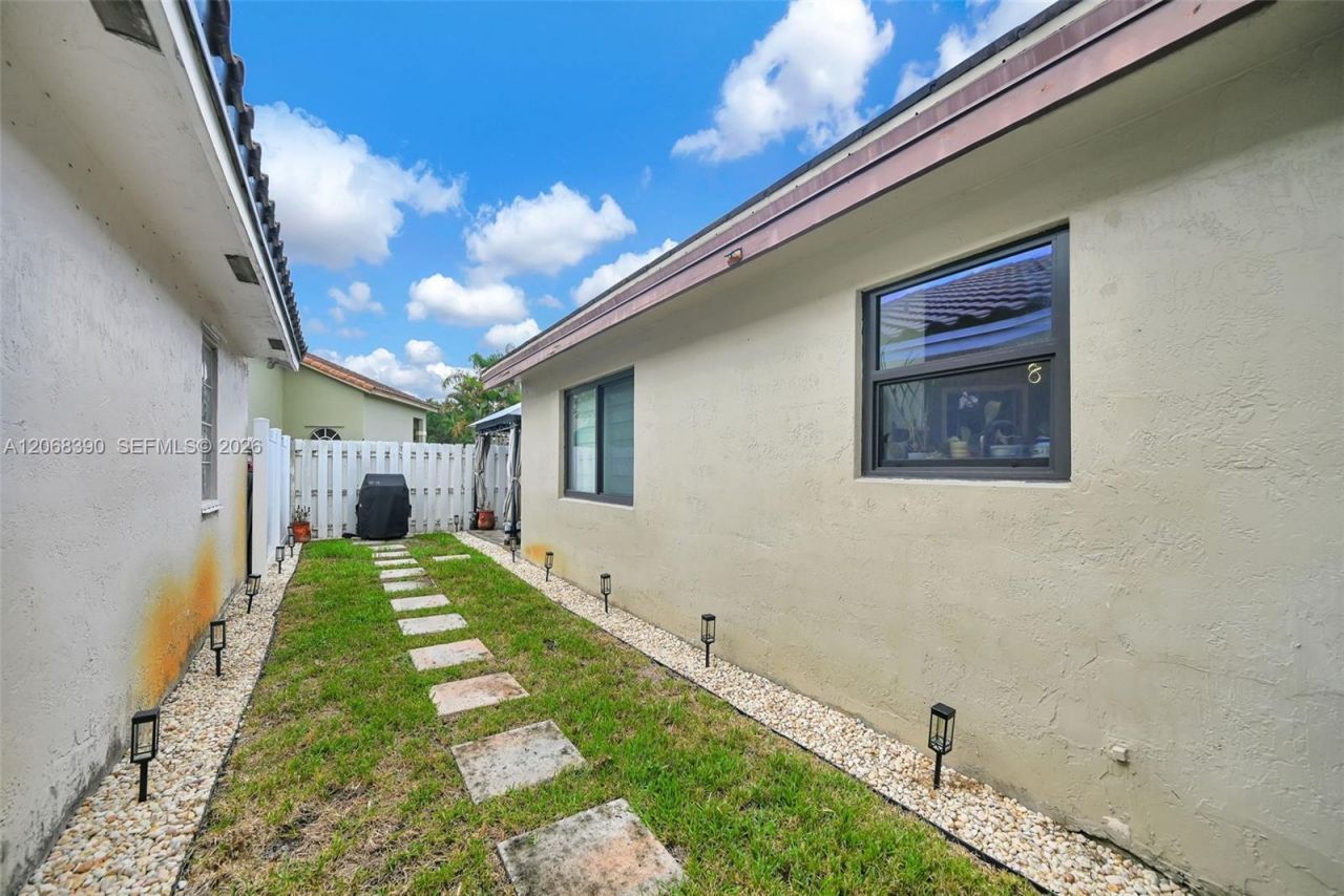 17640 SW 4th Ct , Pembroke Pines, FL 33029 Photo