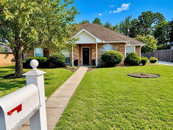 3910 Castlegate Drive, Paris, TX 75462