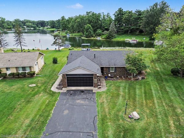5134 Red Fox Drive, Brighton Township, Mi 48114