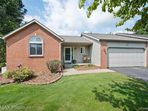 1277 Crystal Pointe Circle, Fenton Township, Mi 48430