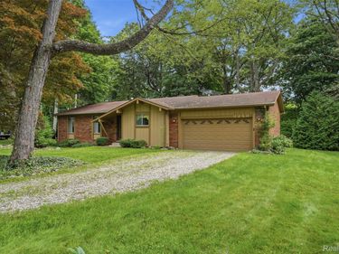 2742 Parkway Place, Hartland Township, Mi 48353