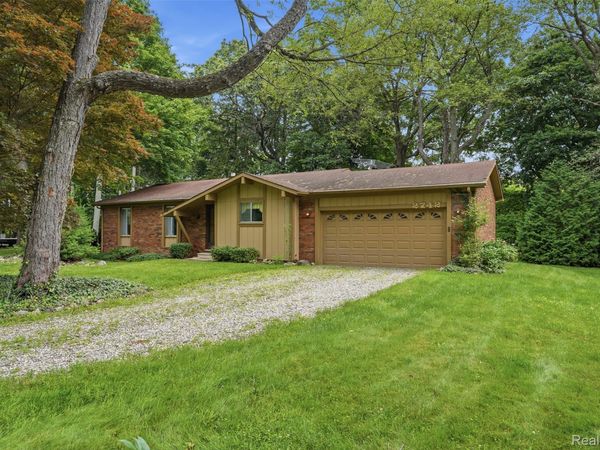 2742 Parkway Place, Hartland Township, Mi 48353