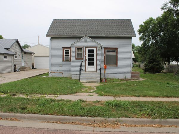  106 W Teek St, Parkston, SD 57366