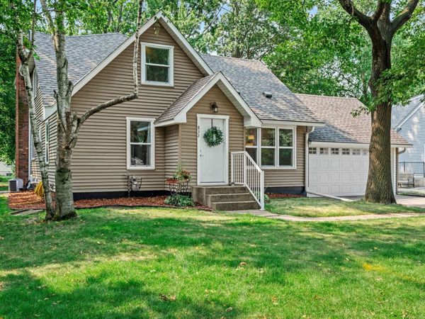 832 Lovell Avenue W, Roseville, MN 55113