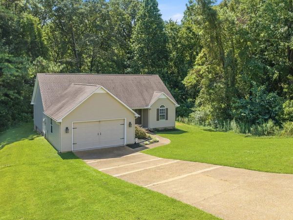 44 STONEHEDGE DR, Lexington, TN 38351