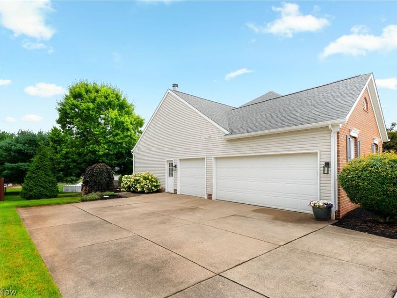 6633 Olde Stone Circle NE, Canton, OH 44721 Photo 3