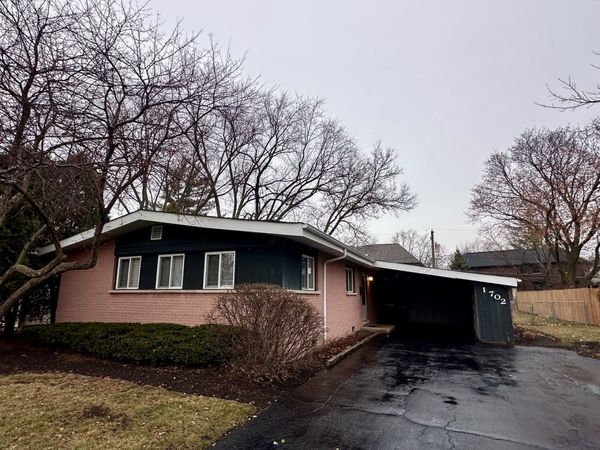 1702 W Oakton Street , Arlington Heights, IL 60004