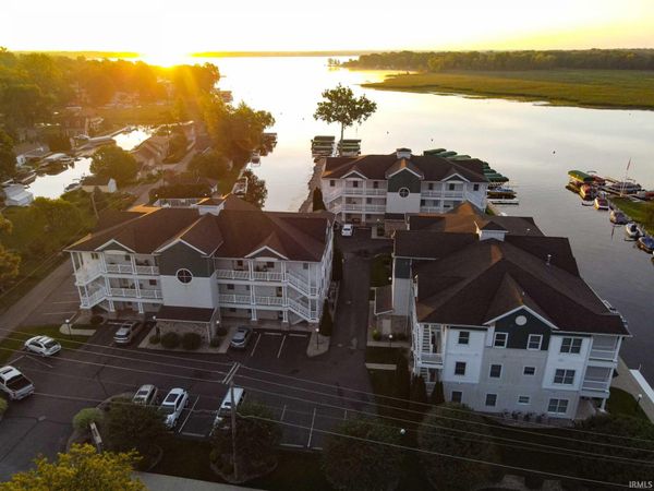 1300 S Harkless Drive, Unit B4, Syracuse, IN 46567
