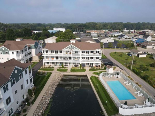 1300 S Harkless Drive, Unit B4, Syracuse, IN 46567