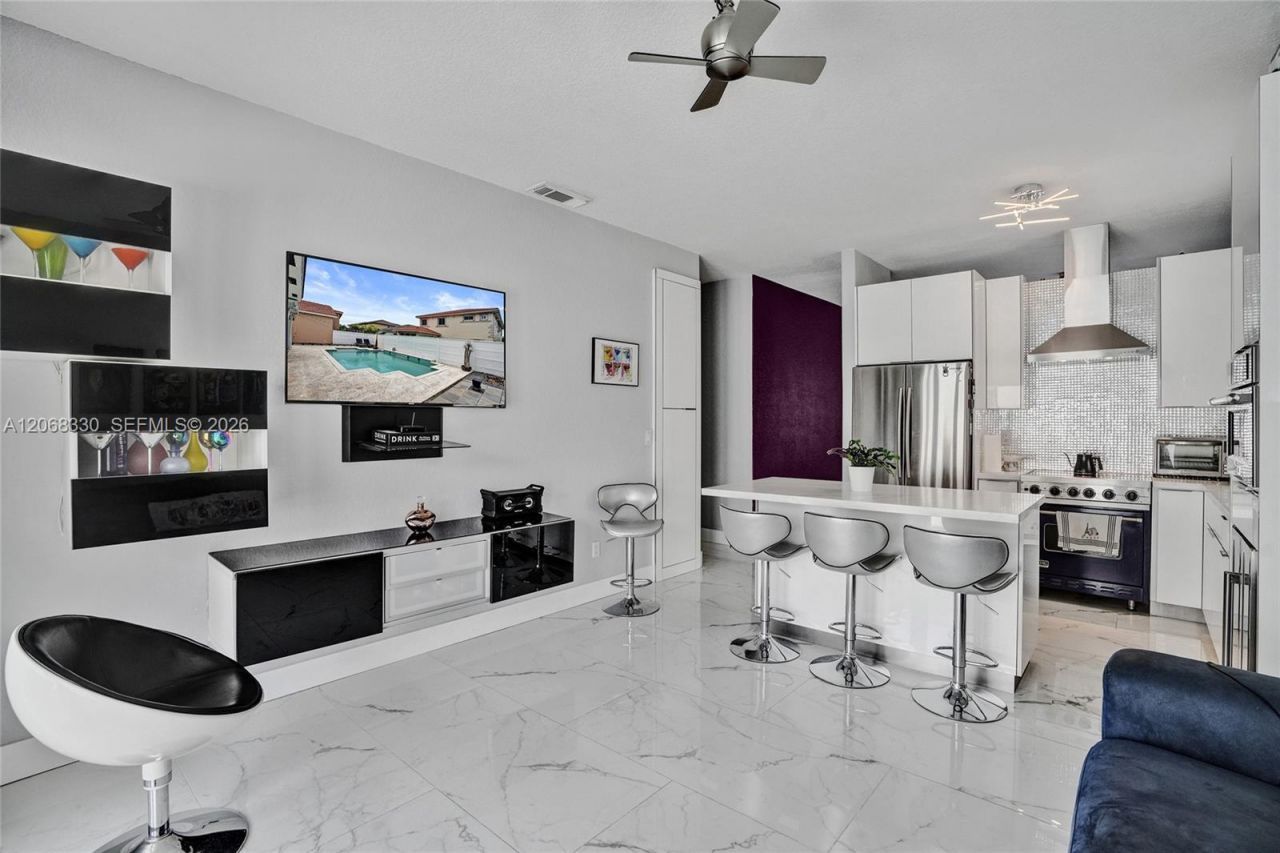 8816 NW 149th Ter, Miami Lakes, FL 33018 Photo