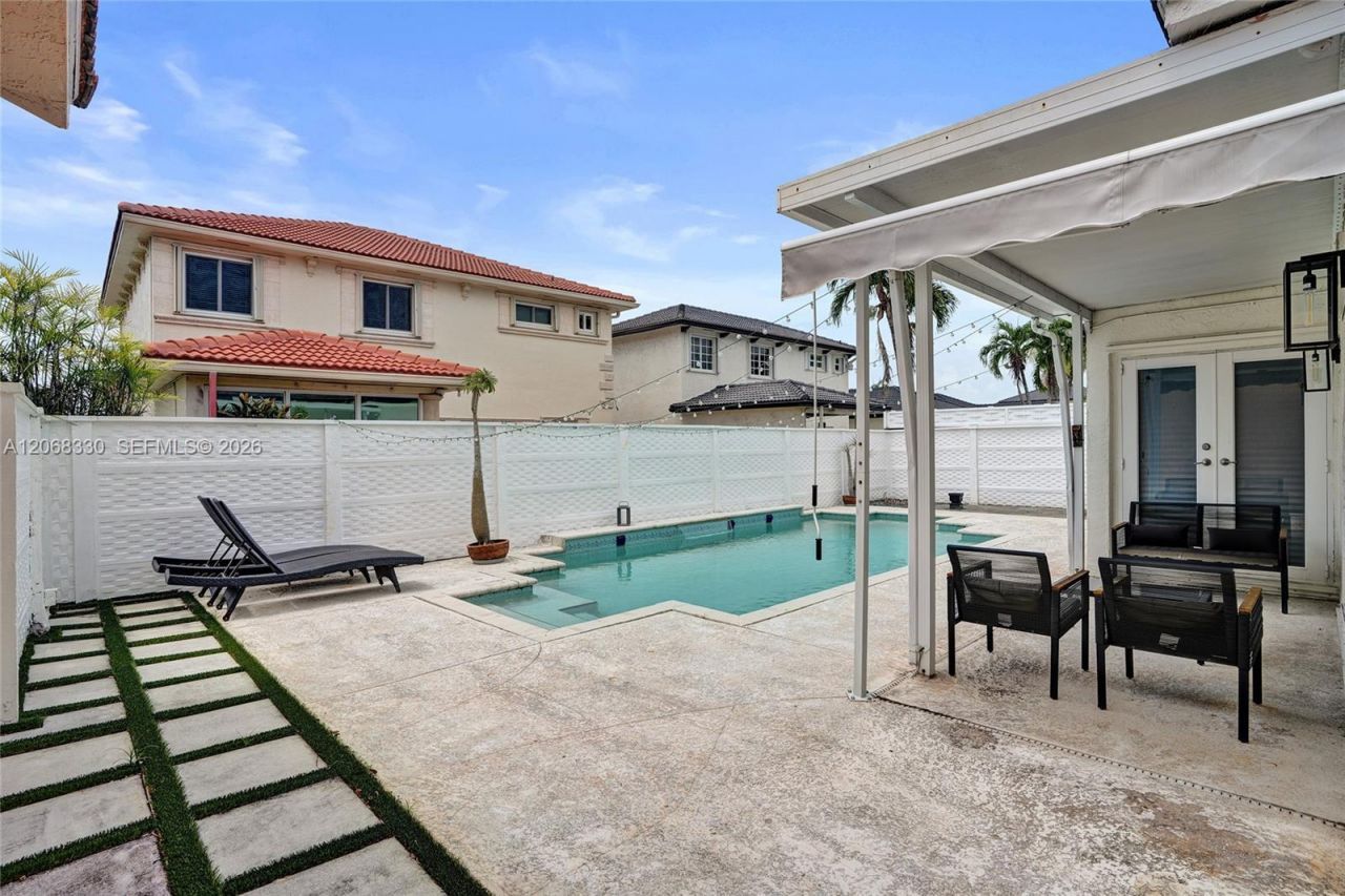 8816 NW 149th Ter, Miami Lakes, FL 33018 Photo
