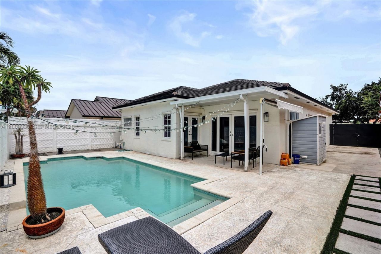 8816 NW 149th Ter, Miami Lakes, FL 33018 Photo