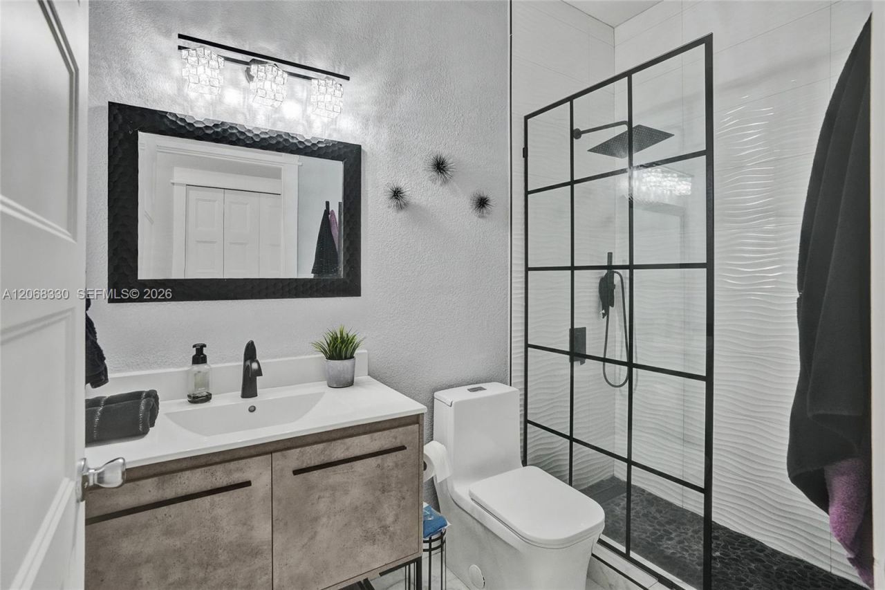 8816 NW 149th Ter, Miami Lakes, FL 33018 Photo
