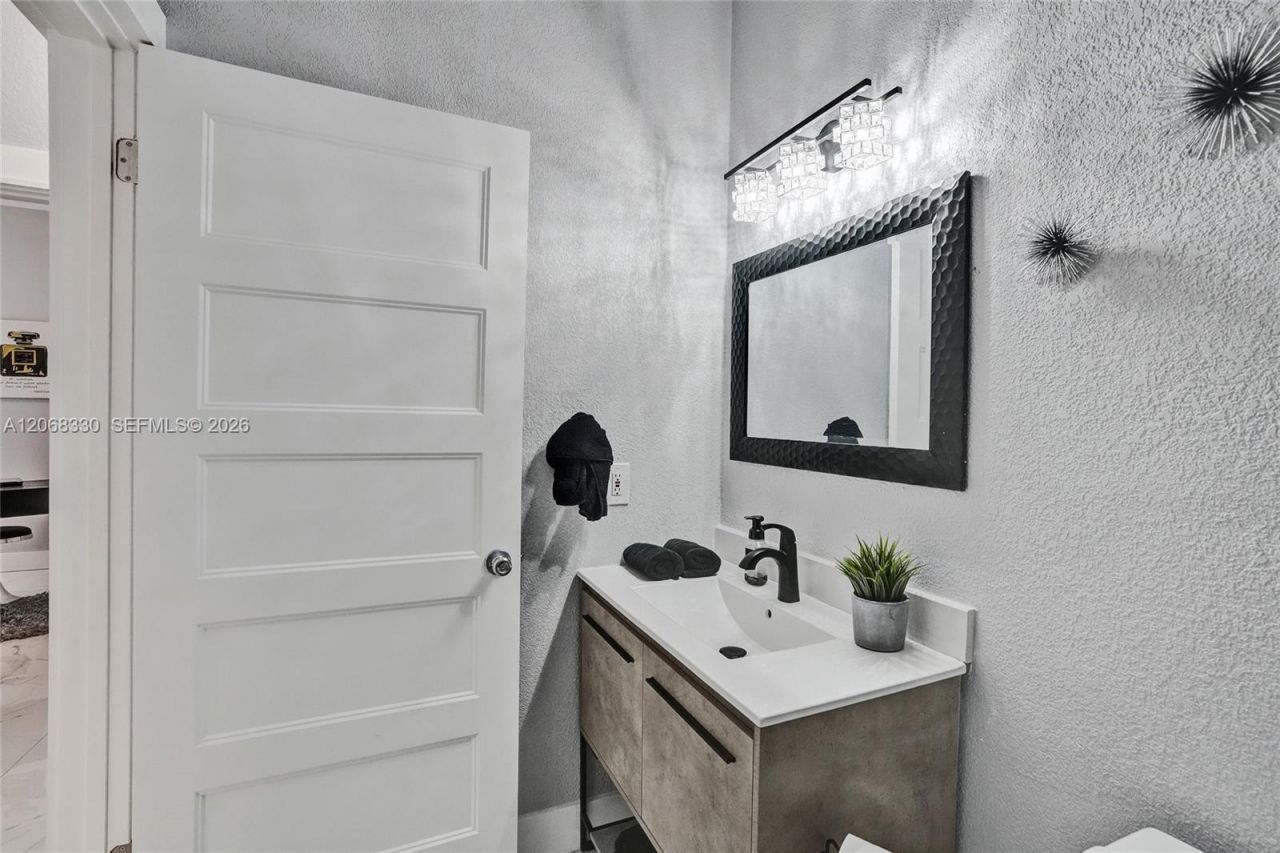 8816 NW 149th Ter, Miami Lakes, FL 33018 Photo