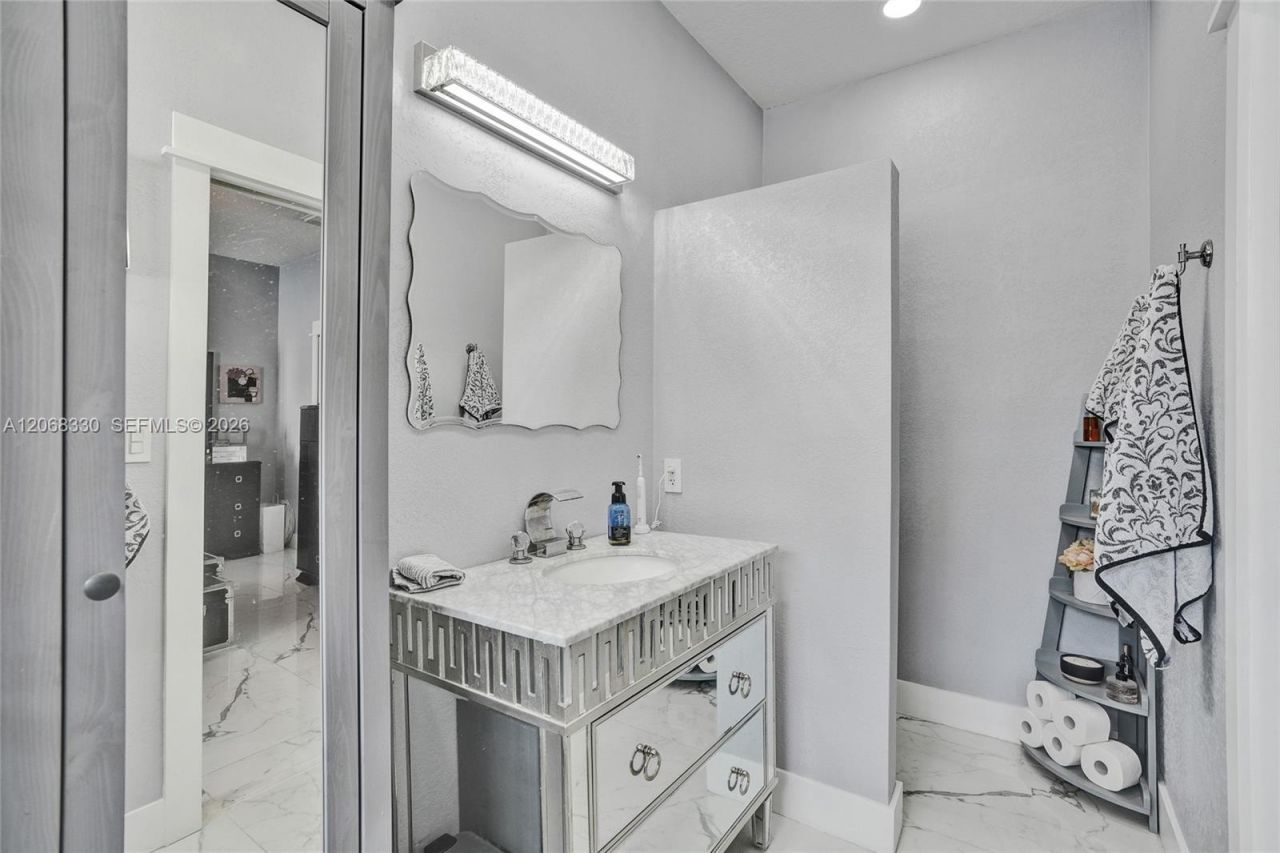 8816 NW 149th Ter, Miami Lakes, FL 33018 Photo