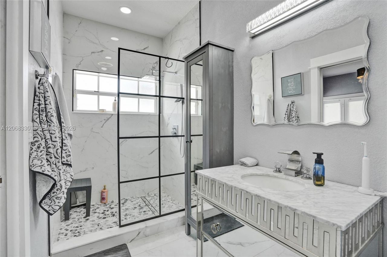 8816 NW 149th Ter, Miami Lakes, FL 33018 Photo