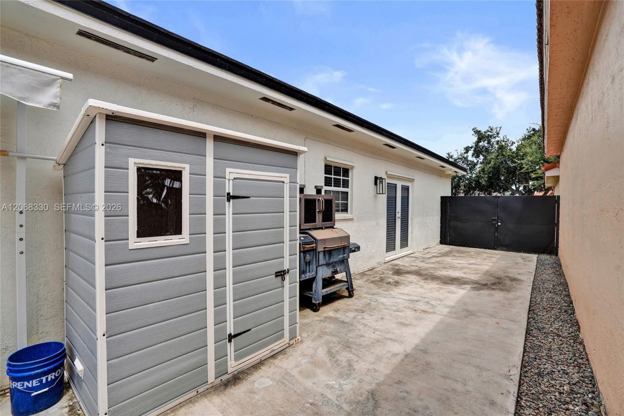 8816 NW 149th Ter, Miami Lakes, FL 33018 Photo