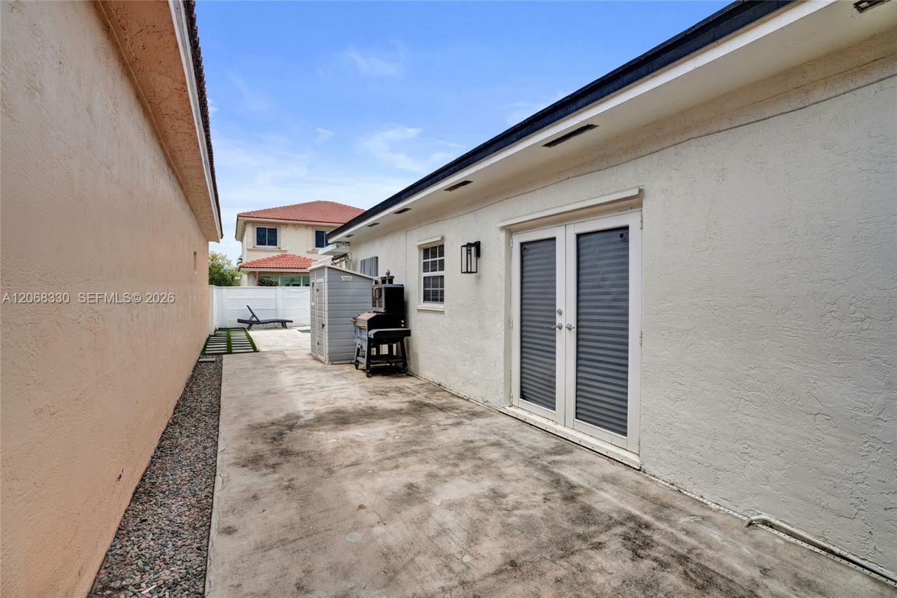 8816 NW 149th Ter, Miami Lakes, FL 33018 Photo