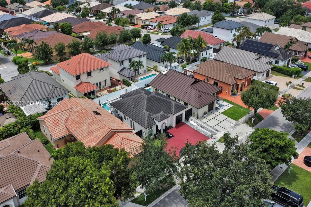 8816 NW 149th Ter, Miami Lakes, FL 33018 Photo