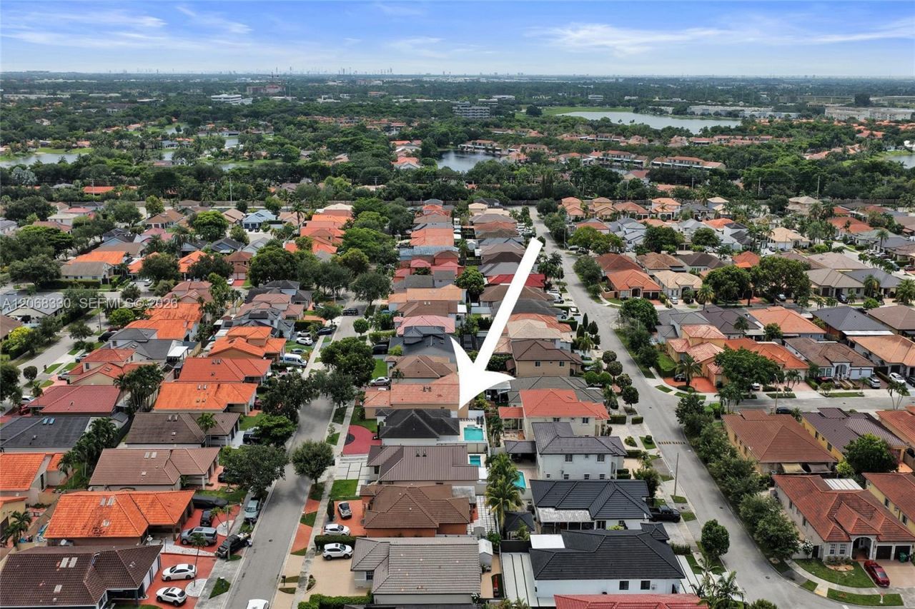 8816 NW 149th Ter, Miami Lakes, FL 33018 Photo