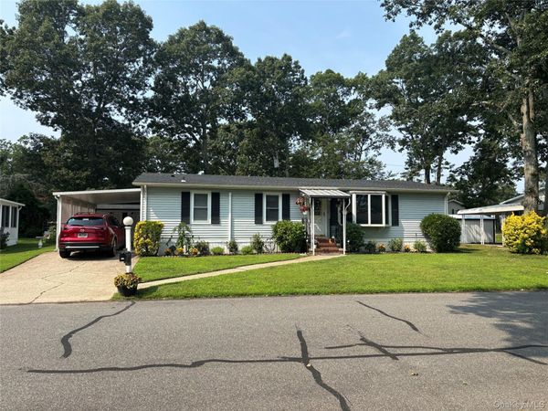 1661 Old Country Road, Unit 454, Riverhead, NY 11901