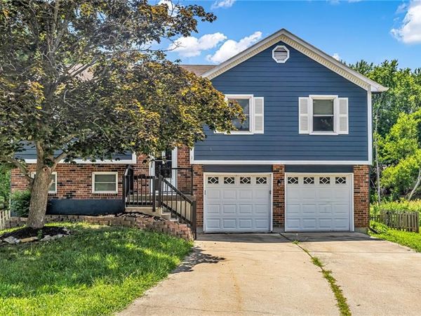 405 SE Onyx Circle, Lee's Summit, MO 64063