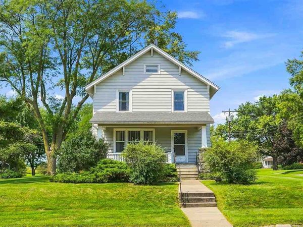1037 N Iowa Ave, Washington, IA 52353