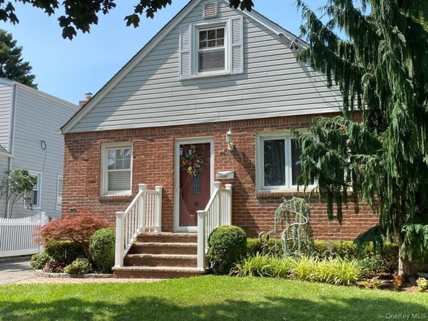 98 Albertson Place , Mineola, NY 11501