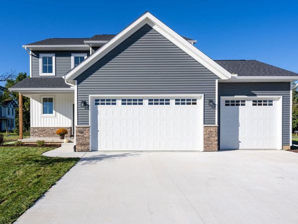 4711 Willow Circle, Davenport, IA 52806