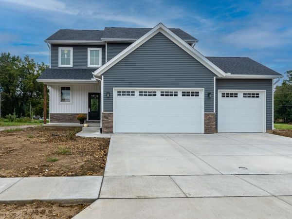 4711 Willow Circle, Davenport, IA 52806