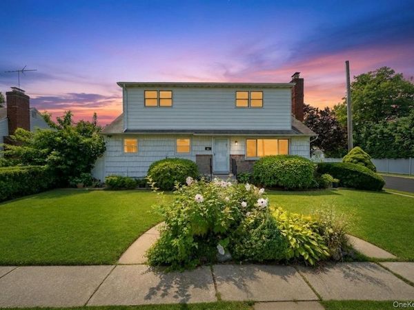 10 York Street , Hicksville, NY 11801
