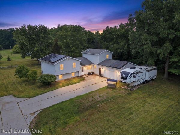 3697 W Lakeshore Drive, Lapeer, Mi 48446